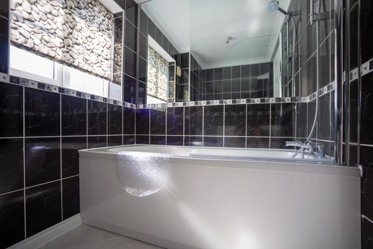 Hereford - Finch House - Modern 4 Bedroom House Located In South Hereford, Dog Friendly With Nearby Countryside, Pool Table, Sleeps Up To 10 Guests - Hosted By Rentmyhouse المظهر الخارجي الصورة